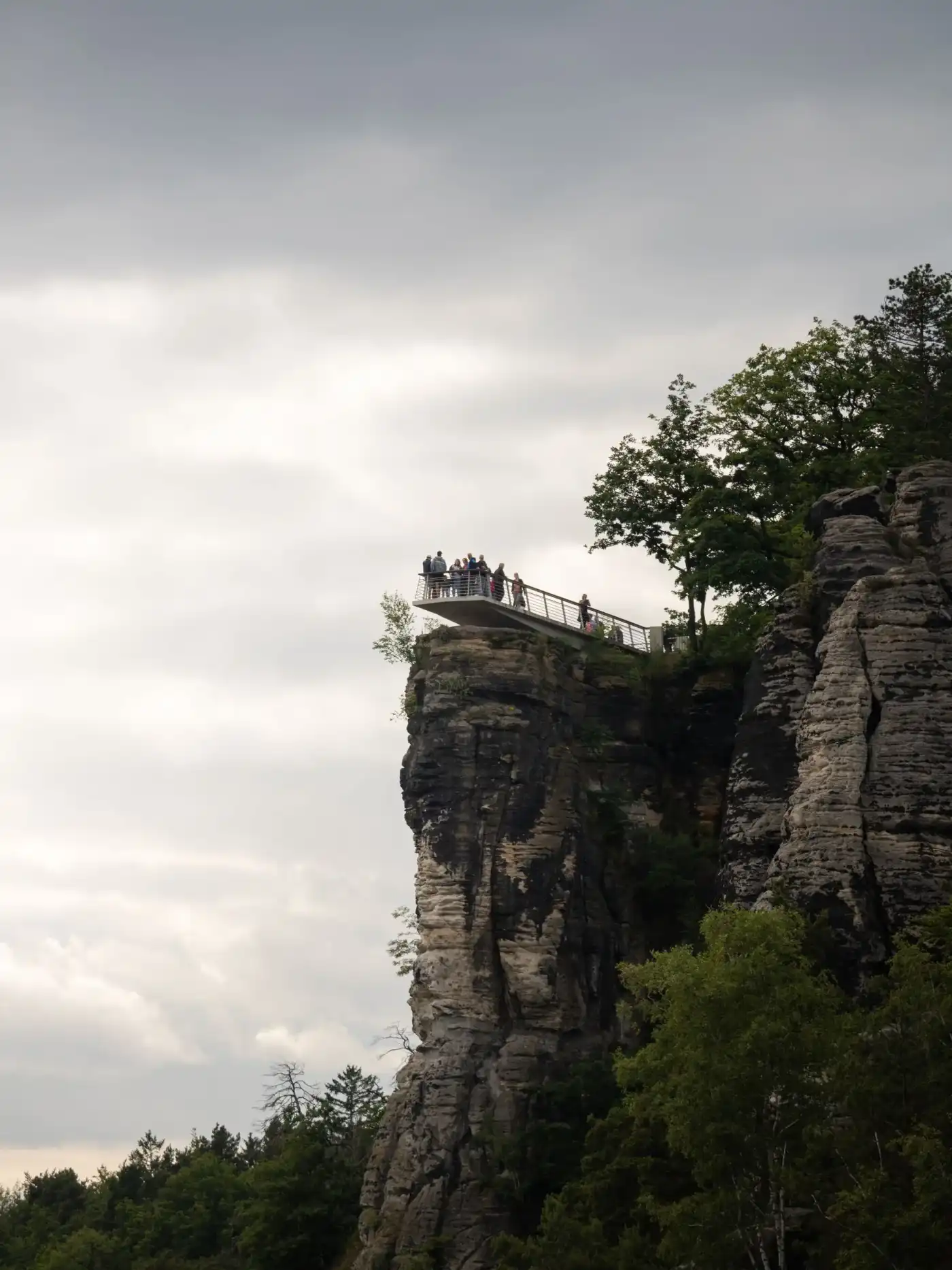 Luxusfahrzeug und Panoramalandschaft der Sächsischen Schweiz
