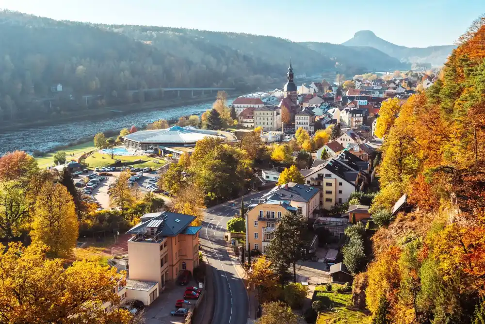 Luxus SUV entlang des Elbtals bei Königstein